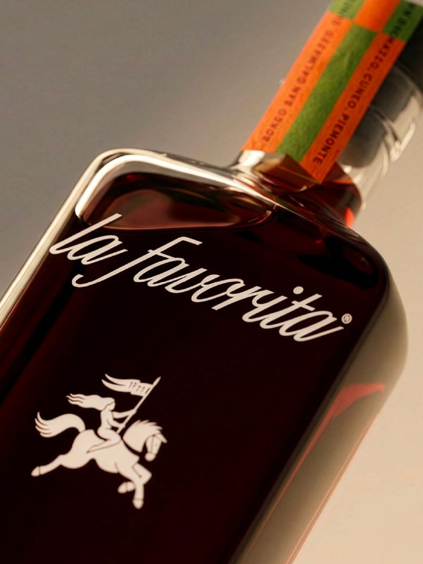Primo piano della bottiglia di glassa La Favorita