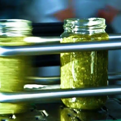 Vasetti di pesto sulla linea di produzione