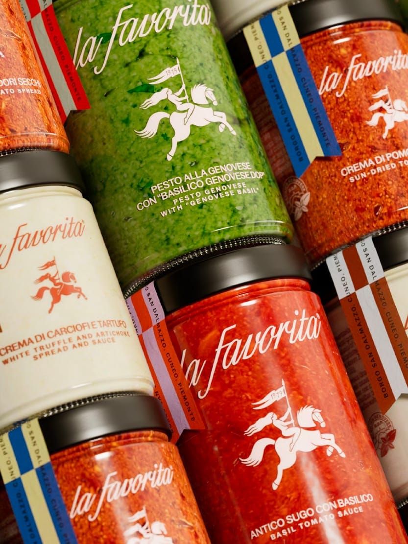 Barattoli La Favorita di pesto, sughi e creme impilati
